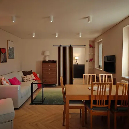 Max Hill Apartment *